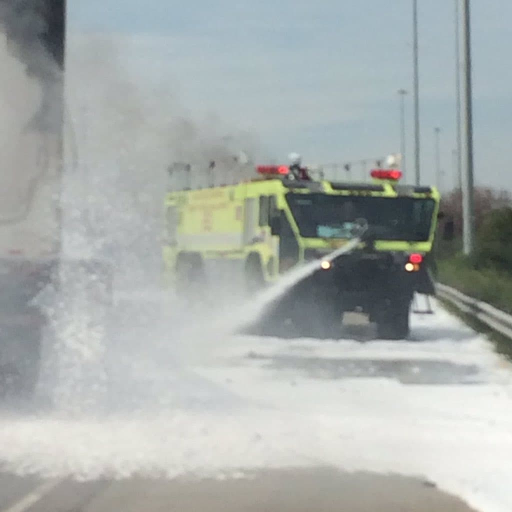 De acuerdo con la policía del estado de Illinois uno de los semirremolques transportaba materiales peligrosos.
