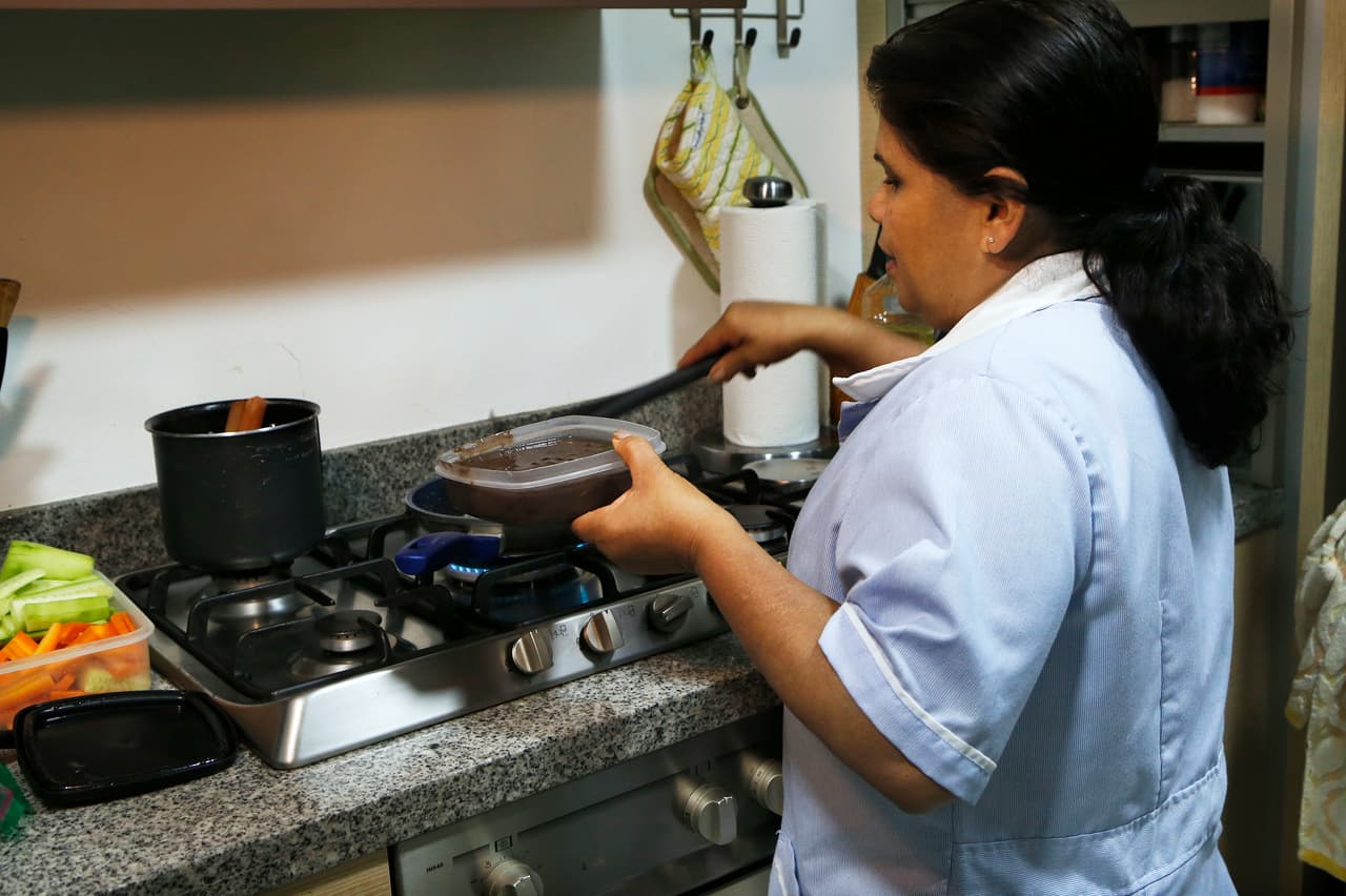 Arriesgarse a contraer el coronavirus o perder su fuente de ingresos: trabajadoras domésticas piden ayuda para sobrevivir a la crisis