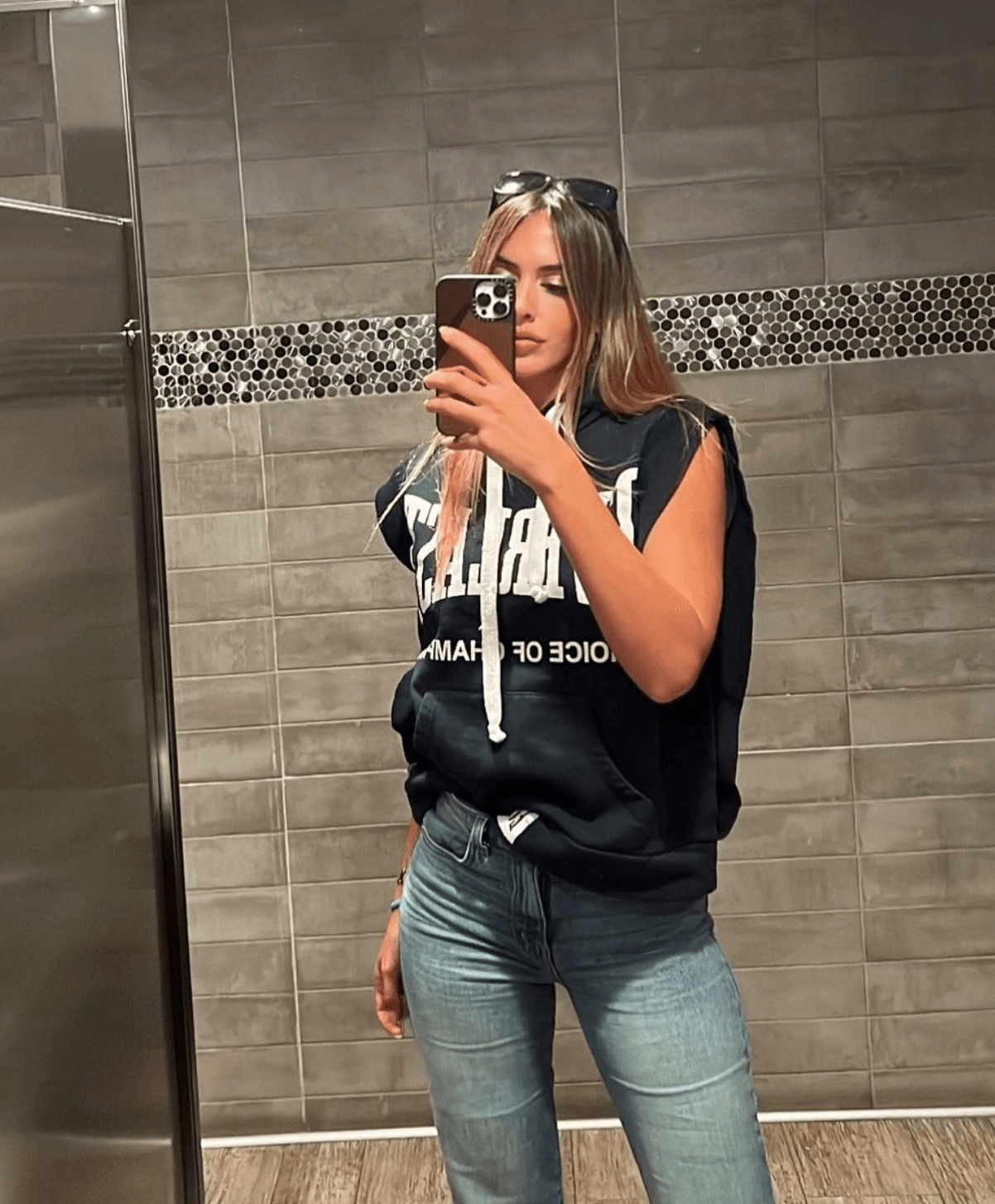 Shanon De Lima, ha tenido de parejas a celebridades muy importantes que van desde cantantes hasta futbolistas, como Neymar, quien le habría quitado la novia a Maluma, haciendo que su canción Hawaii se volviera famosa, y
<a href="https://www.univision.com/radio/raul-brindis/shanon-de-lima-publica-su-primera-fotografia-con-el-hijo-de-james-rodriguez-video" target="_blank">James Rodríguez</a>, el colombiano de quien se dijo tenía una relación sentimental con Karol G.