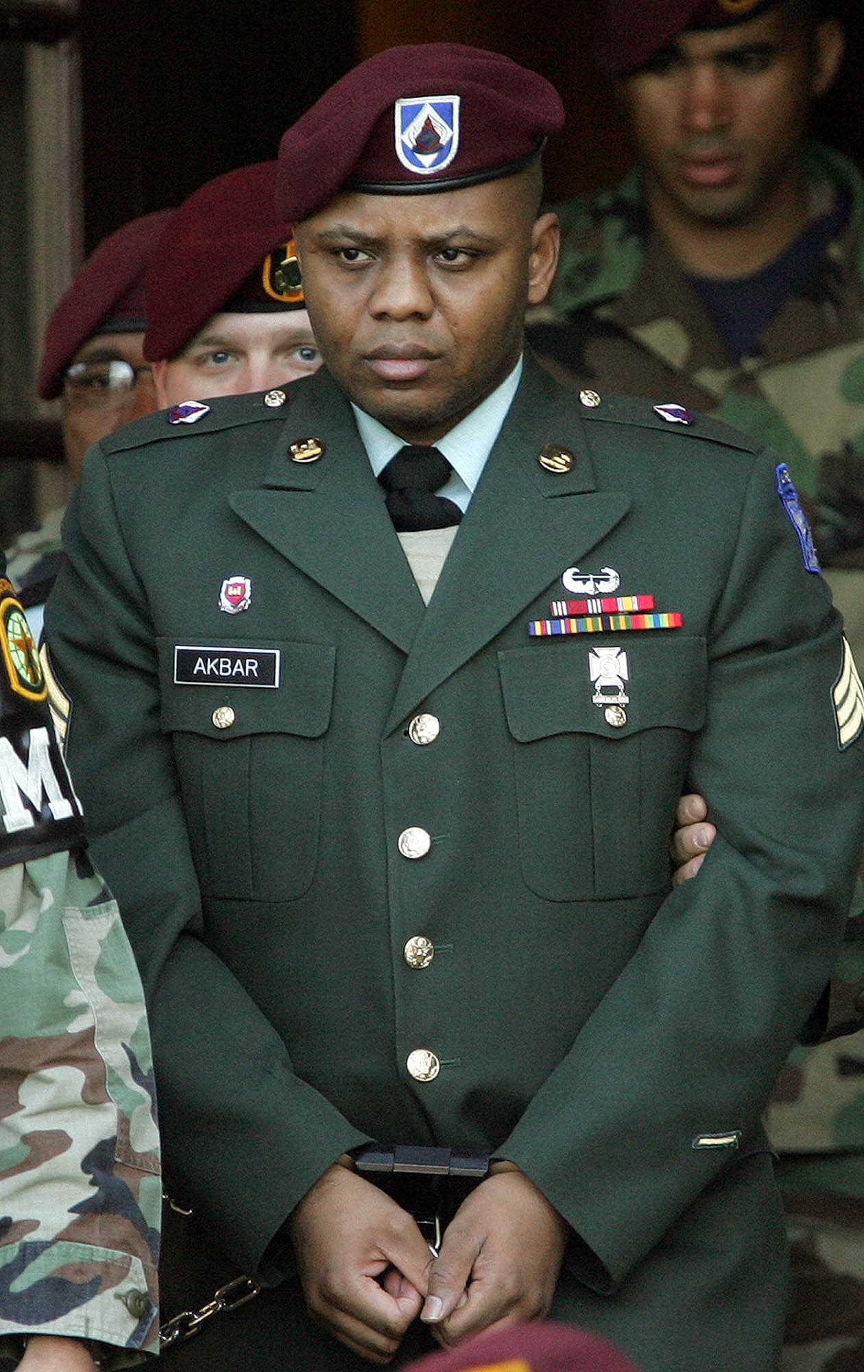 En esta foto de archivo del lunes 25 de abril de 2005, el sargento Hasan Akbar es escoltado fuera del edificio del Cuerpo de Abogados Militares en Fort Bragg, Carolina del Norte, durante la fase de sentencia de su consejo de guerra. Akbar, condenado a muerte por asesinar a dos compañeros y herir a otros 14 en un ataque con granadas en Kuwait, presentará una apelación ante un tribunal militar el 18 de noviembre en Washington.