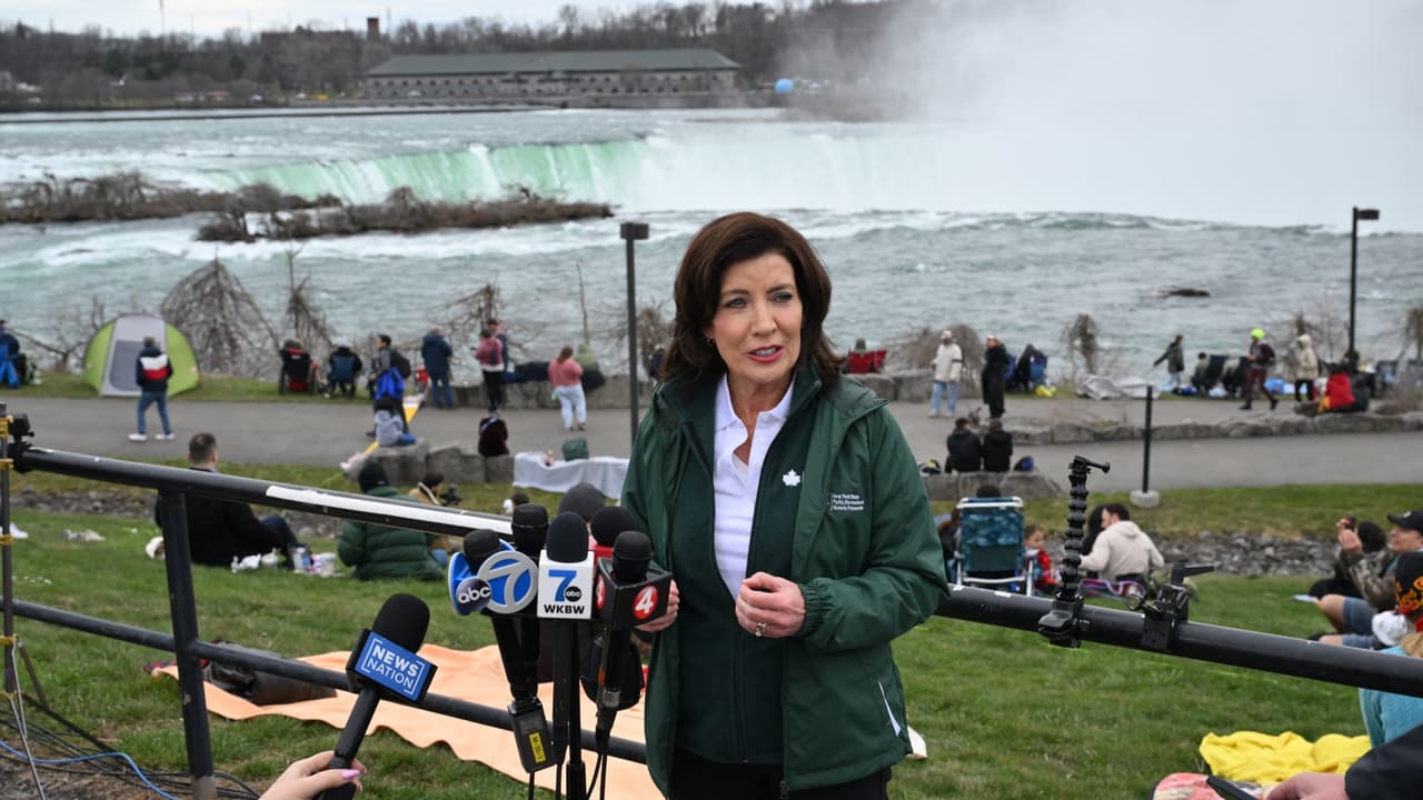 Desde las Cataratas del Niágara, la gobernadora Kathy Hochul acompañó a los residentes para disfrutar del eclipse. También destacó que
<b>el estado trabajó durante 18 meses para que el eclipse solar transcurriera sin incidentes de seguridad que lamentar</b>.