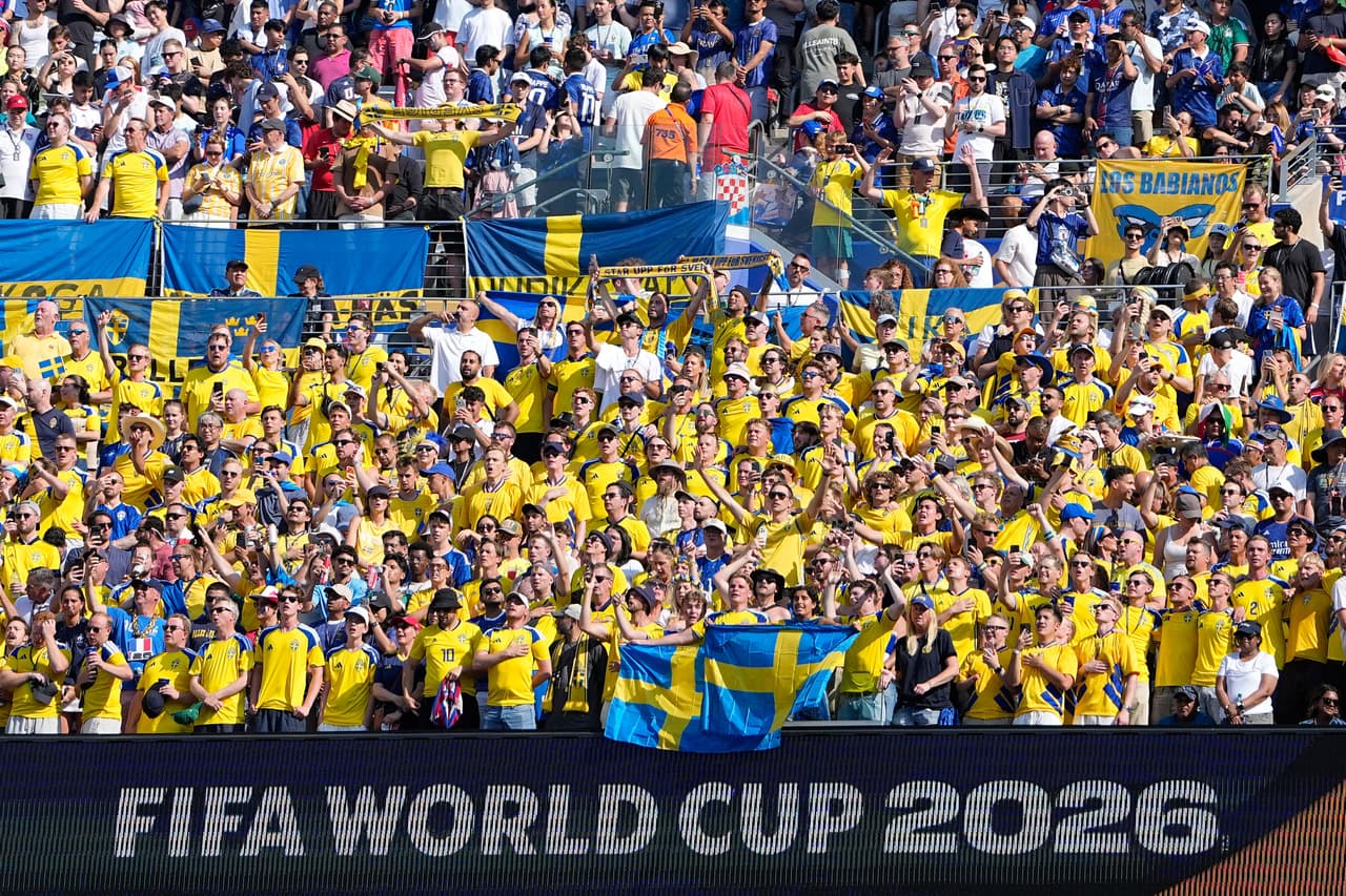 Aficionados de Suecia permanecen de pie durante el himno nacional en el partido de la ronda de 32 de la Copa del Mundo de fútbol entre Francia y Suecia, en East Rutherford, Nueva Jersey —cerca de Nueva York—, el martes 30 de junio de 2026.