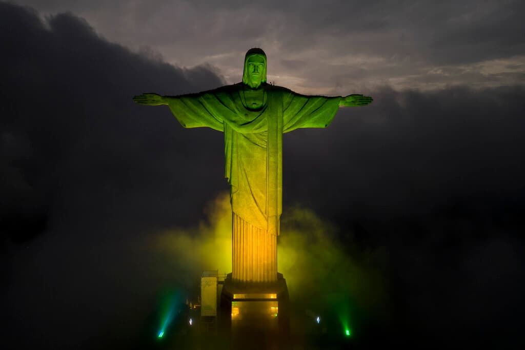 La estatua del Cristo Redentor, en Río de Janeiro, se iluminó con los colores verde y amarillo de la camiseta de la selección nacional brasileña en honor a la leyenda del fútbol Edson Arantes do Nascimento, conocido como Pelé. El astro brasileño
<a href="https://www.univision.com/noticias/america-latina/muere-el-rey-pele-edson-arantes-do-nascimento-brasil" target="_blank">falleció a los 82 años debido a un cáncer de colon</a>. (AP Photo/Bruna Prado)