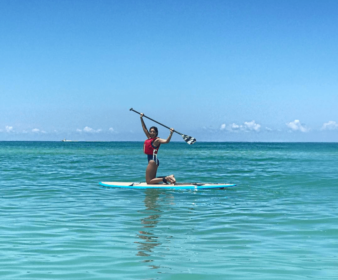 Finalmente dominó el paddle board y se mostró orgullosa.