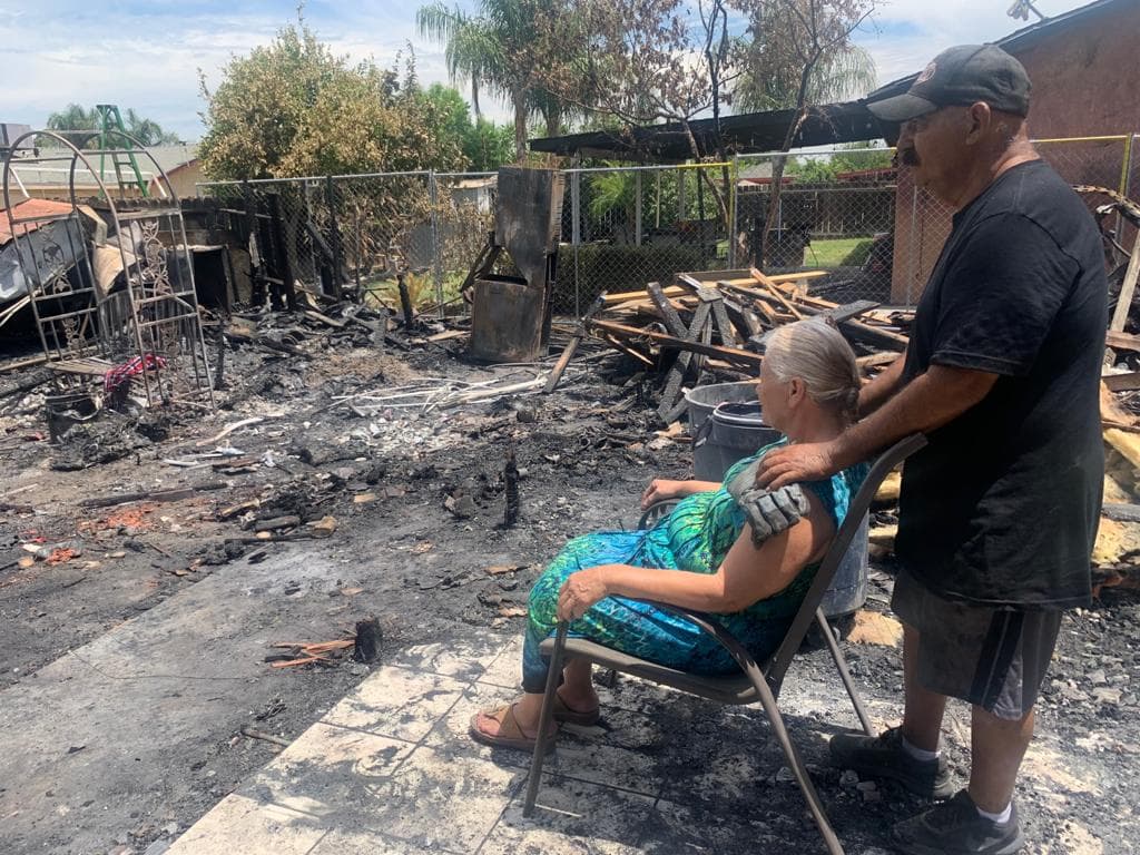Dolores Basulto junto a su esposo observan lo que quedó de lo que era su casa y su patrimonio, conseguido luego de décadas trabajando en el campo.