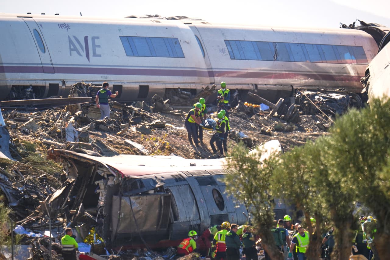 El choque, que ocurrió en un tramo llano rodeado de campos entre las localidades de Urda y Los Yébenes, dejó un vagón destrozado, con escombros esparcidos por una pendiente de grava.
