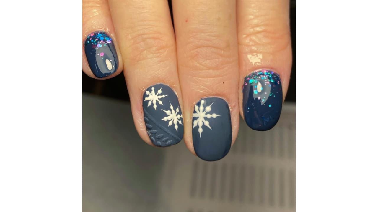 Diseño de uñas navideño para uñas cortas con efecto suéter