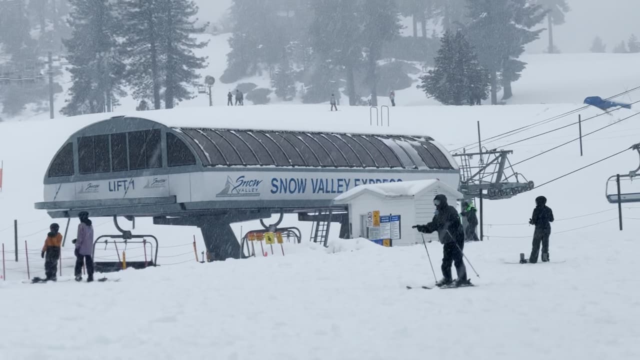 Las continuas tormentas dela temporada, dejaron buena cantidad de nieve fresca en las montañas de Los Ángeles y todo el sur de California. En estos destinos podrás disfrutar de las condiciones invernales este fin de semana.
