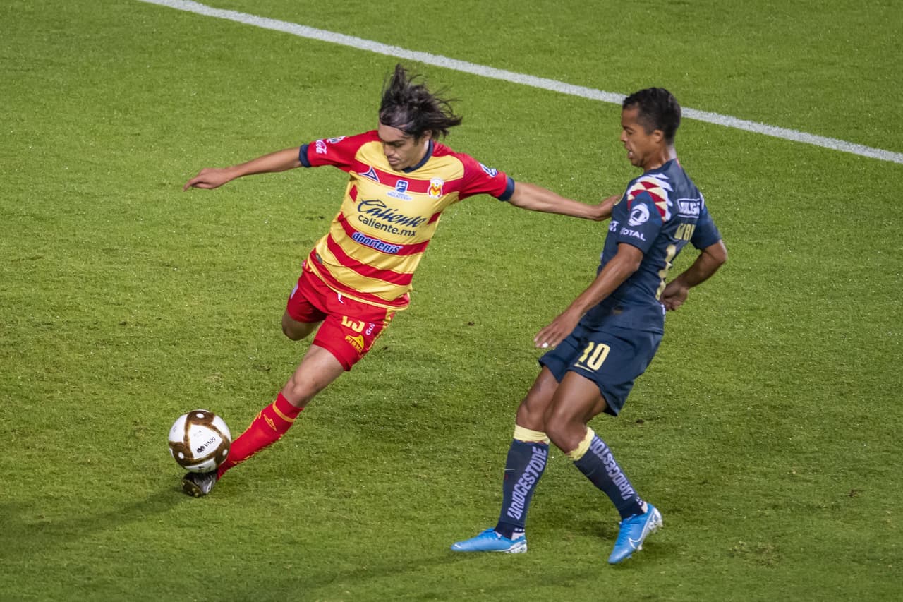 El 'Shaggy' Martínez sale limpiamente por su banda, pese a la marca de Gio dos Santos.