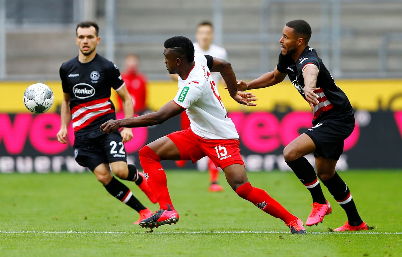 El balón se disputa en todos lados, pero con mayor fuerza en el centro del campo entre Jhon Córdoba y Kevin Stogera.
