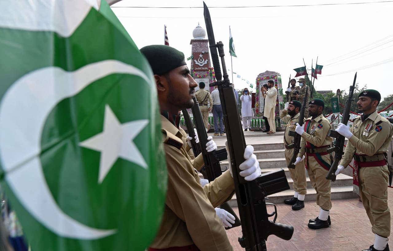 <b>Puesto 9. Pakistán.</b>
<br>
<br>
<b>Índice de Poder: 0.1572 puntos.</b>
<br>
<br>Población: 238 millones de habitantes.
<br>
<br>Personal militar: 1,640,000 hombres. 640,000 activos y 500,000 reservistas.
<br>
<br>Fuerza aérea: 1,387 aeronaves. 357 aviones caza y 307 helicópteros.
<br>
<br>Fuerzas Terrestres: 2,824 tanques, 9,950 vehículos armados y 560 lanzacohetes.
<br>
<br>Fuerzas navales: 114 naves. 0 portaaviones, 2 destructores y 9 submarinos.
<br>
<br>Presupuesto anual de defensa: 7,690 millones de dólares.
<br>