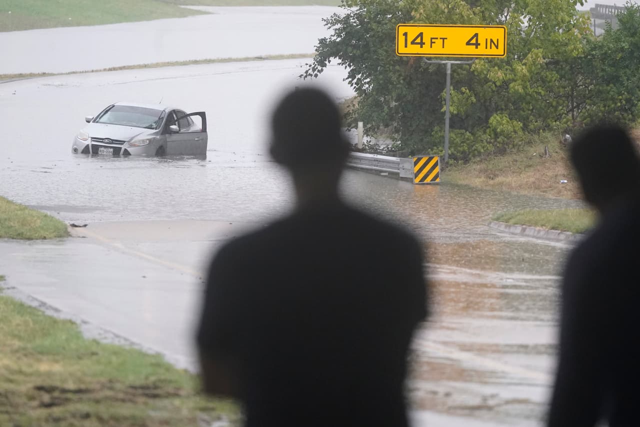 Dallas zona de desastre: Hay una persona muerta, daños y desbordamientos por lluvias e inundaciones