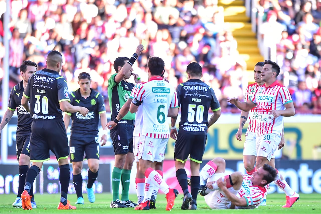 Ramos Palazuelos mostró cuatro tarjetas amarillas, una de ellas fue una correción, pues había mostrado la roja al 'Oso' González pero con ayuda del VAR reculó.
