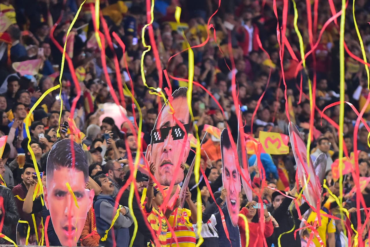 La afición michoacana está volcada con el equipo y lo demuestran con una auténtica fiesta en las tribunas.