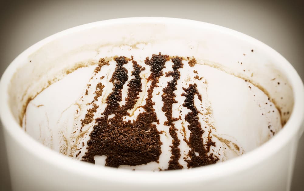 Cuando la persona se acaba el café, el plato se coloca en la parte superior de la taza, y se piensa en lo que se desea saber. Después de esto, la taza se da vuelta sobre el platillo, se deja escurrir la borra y se deja enfriar. Entonces puede comenzar la lectura del café.