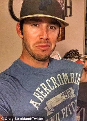 La policía estatal encontró el cuerpo de su amigo Chase en el lago el lunes 28 de diciembre por la mañana, informó la Patrulla de Carreteras de Oklahoma.