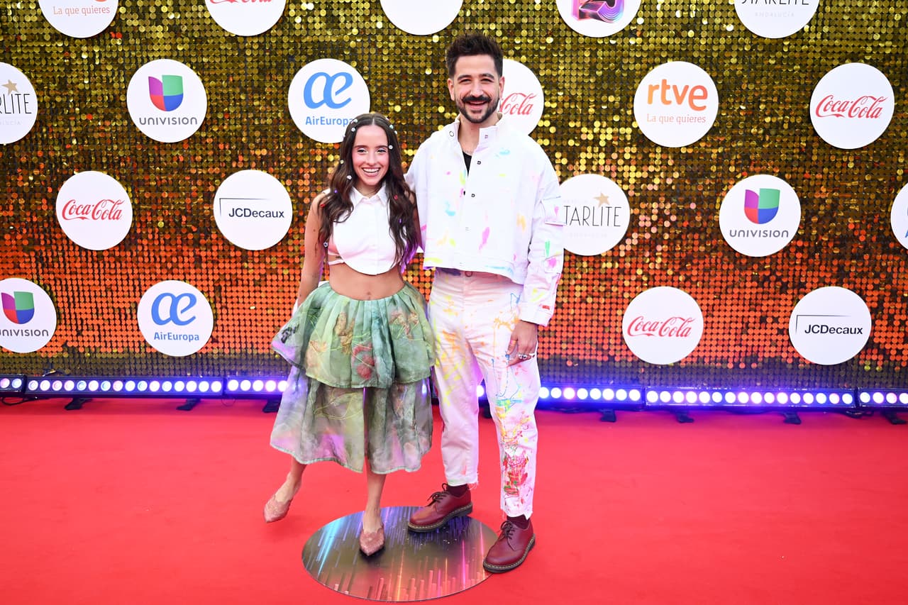 Evaluna y Camilo llegaron muy enamorados con atuendos desenfadados.
