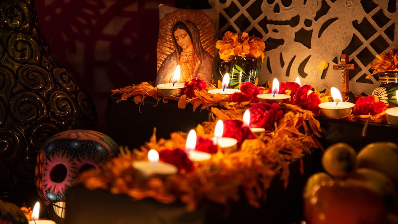 Ofrendas y altares se encarecen por altos precios en el Día de Muertos en California