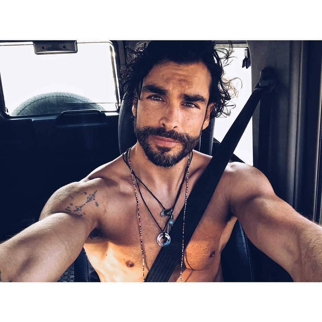 José Carlos Larios se refugia entonces en las drogas, alcohol, juego y sexo, para llenar vacíos al estar alejado de su familia.