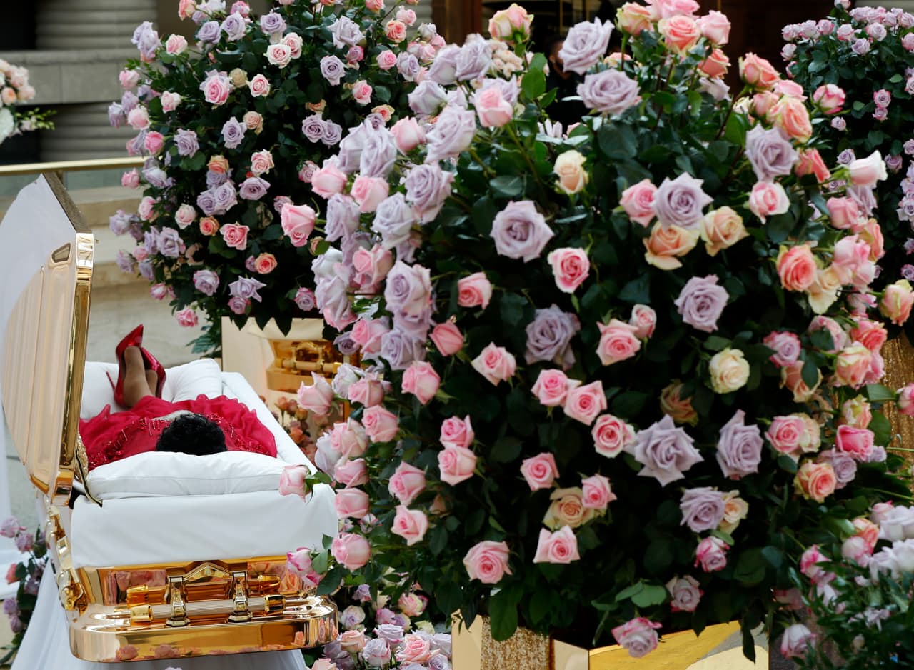 Miles de estadounidenses
<a href="https://www.univision.com/noticias/muertes/vestida-de-rojo-y-rodeada-de-flores-cientos-de-personas-hacen-fila-para-despedir-a-aretha-franklin-en-detroit-fotos-fotos">visitaron el ataúd abierto de Aretha Franklin en el Museo Charles H. Wright de Historia Afroamericana de Detroit</a>. La cantante, conocida como 'la reina del soul', murió en su casa el 16 de agosto de 2018 a los 76 años como consecuencia de un cáncer de páncreas. 28 de agosto de 2018.