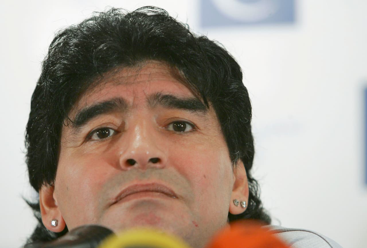 Año 2000: Después del episodio de Mar del Plata, Maradona se internó en un centro de rehbilitación de su adicción a las drogas en Cuba.
