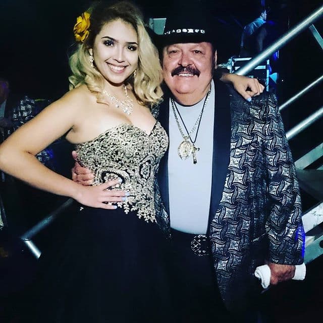 Paloma Carrasco también es fanática de otros artistas del género regional mexicano. Aquí aparece al lado de Ramón Ayala, "El Rey del Acordeón".