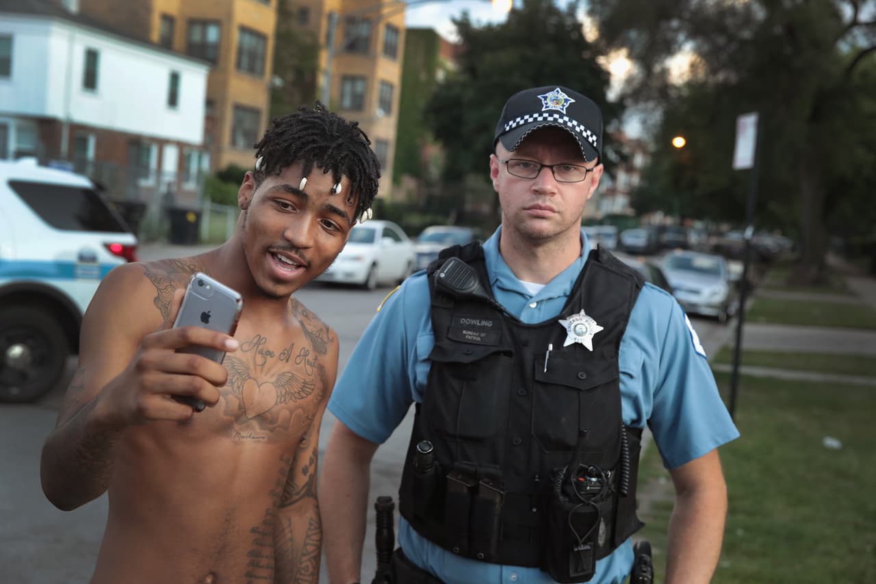 En las protestas, residentes del vecindario South Shore se reunieron para manifestar su rechazo a lo ocurrido en una serie de actos que se tornaron violentos cuando se dio un altercado entre agentes de la policía y los manifestantes.
<br>