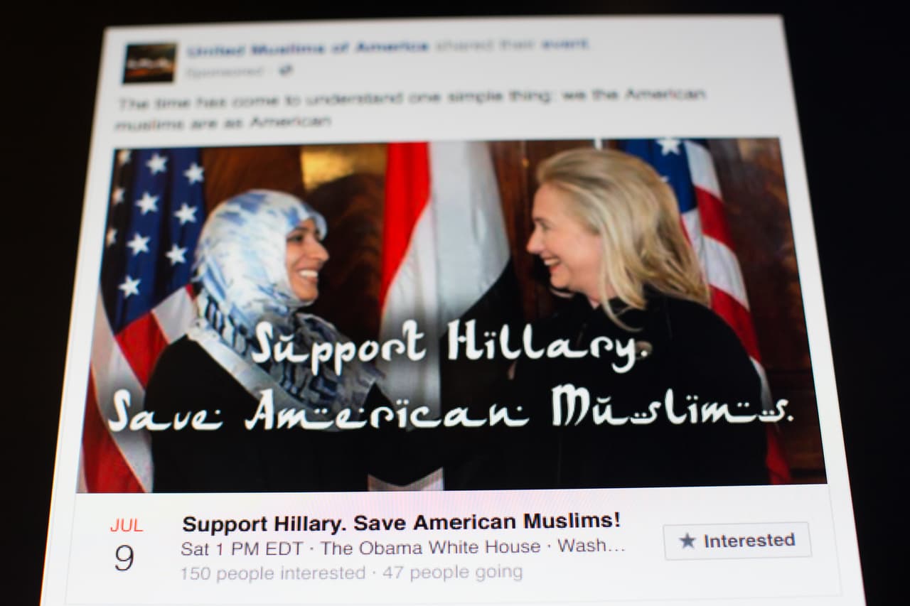 “Apoye a Hillary, salve a los musulmanes estadounidenses”, se lee en post de Facebook pagado por la organización
<i>United Muslims for America</i> (Musulmanes Unidos de América, en inglés), una de las involucradas en la investigación sobre la intervención rusa en las elecciones. Este grupo convocó a una manifestación frente a la Casa Blanca el 9 de julio de 2016.