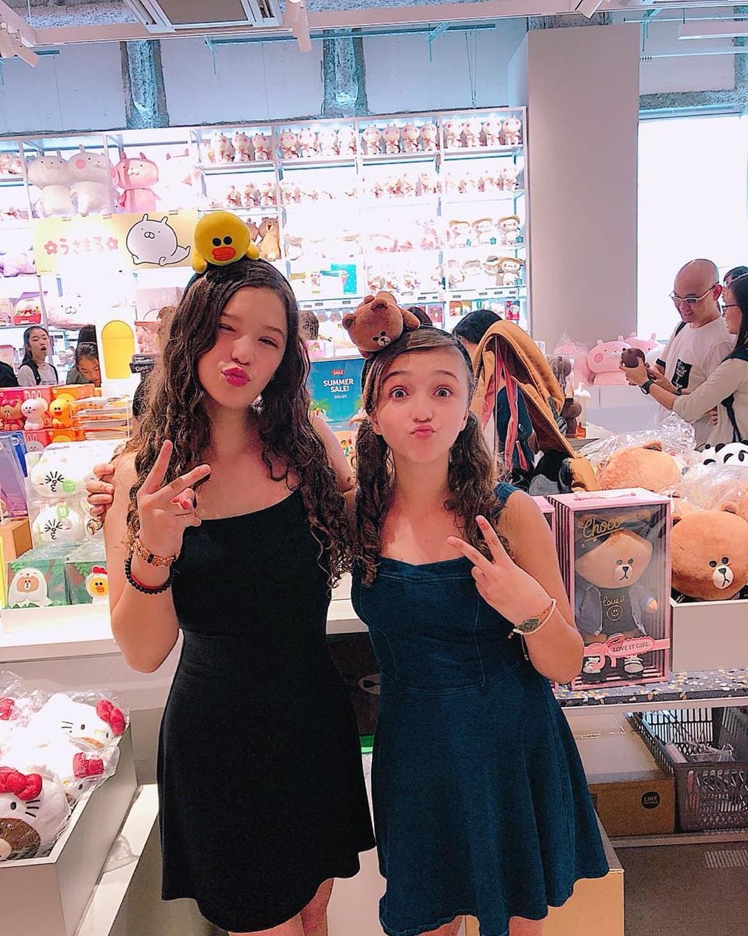 Ambas dan sus primeros pasos en la carrera del entretenimiento, participando en algunas obras de teatro y novelas.