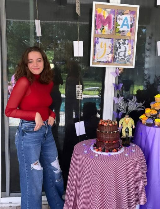 La adolescente lució un look relajado, con jeans, tenis y una blusa roja.