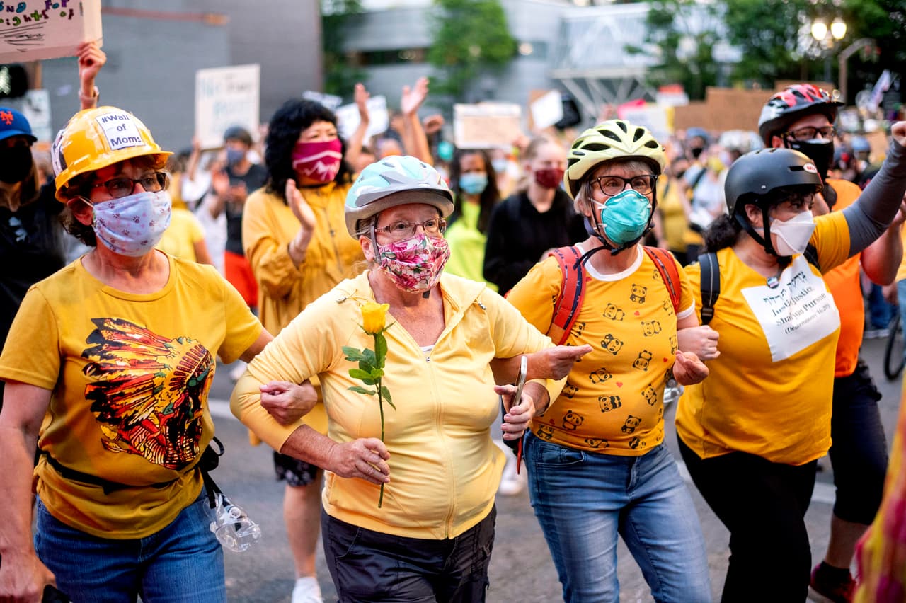Un grupo de mujeres de Portland formando un ‘muro de mamás’ el 20 de julio, una táctica que realizan para proteger a los manifestantes durante las refriegas con agentes federales. Las protestas en Portland después de la muerte de George Floyd tienen más de 50 días consecutivos.