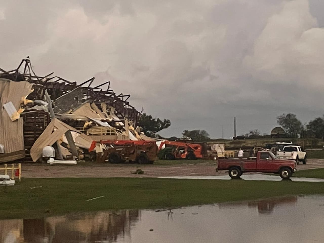 En Athens, la estructura de una fábrica fue severamente dañada tras el paso de fuertes vientos y tormentas severas.