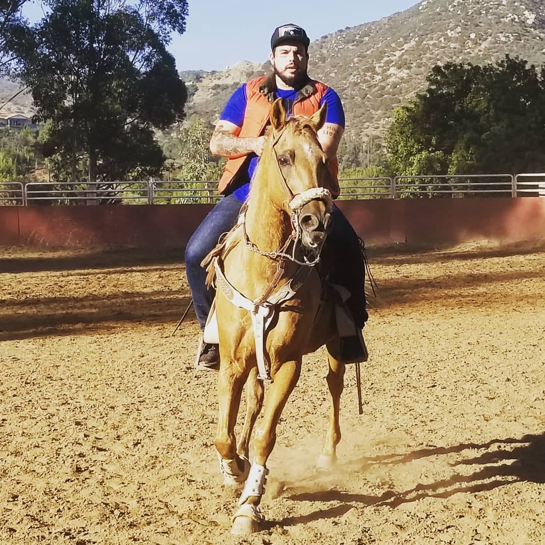 En septiembre de ese mismo año,
<a href="https://www.univision.com/entretenimiento/sentencian-al-hijo-de-pepe-aguilar-y-no-pagara-con-carcel-por-trafico-de-indocumentados" target="_blank">el joven fue condenado a tres años de libertad condicional</a> por intento de tráfico ilegal de personas hacia Estados Unidos desde México.