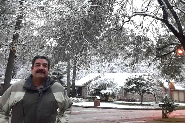 Muchos aprovecharon el raro evento para tomarse fotos, jugar con la nieve y construir el tradicional muñeco navideño.