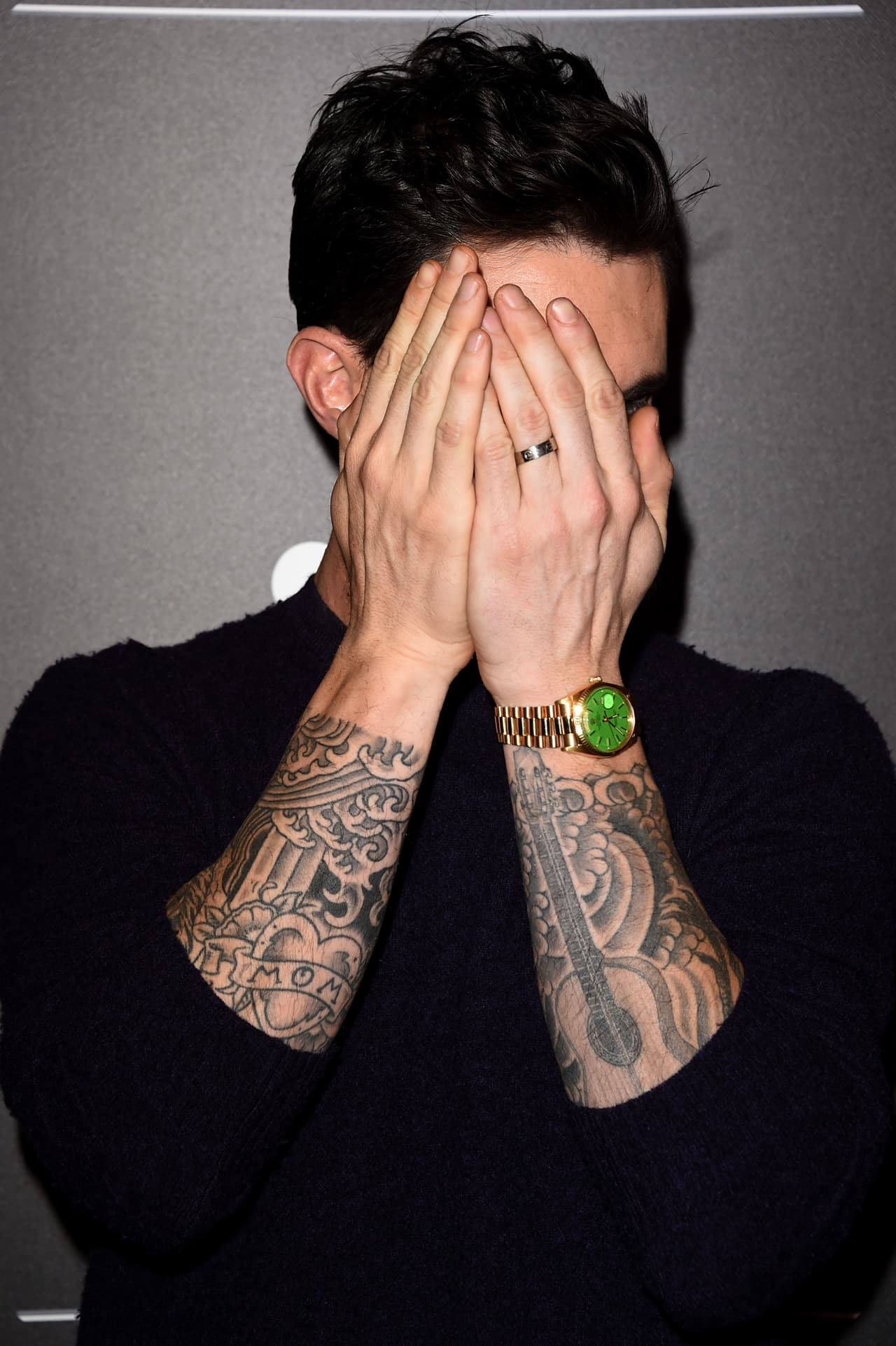 Hasta cuando le da pena posar es irresistible.