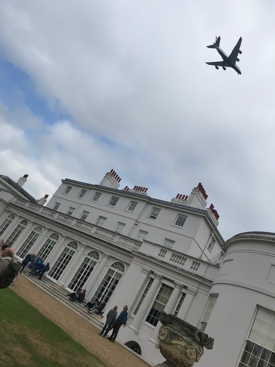 Dispone de
<b>diez habitaciones y una guardería, gimnasio, spa y sala para yoga</b>.