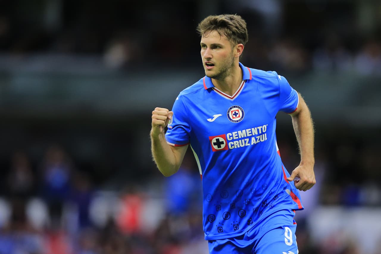 Santiago Giménez hizo efectiva la pena máxima y llegó a cuatro semanas consecutivas anotando.