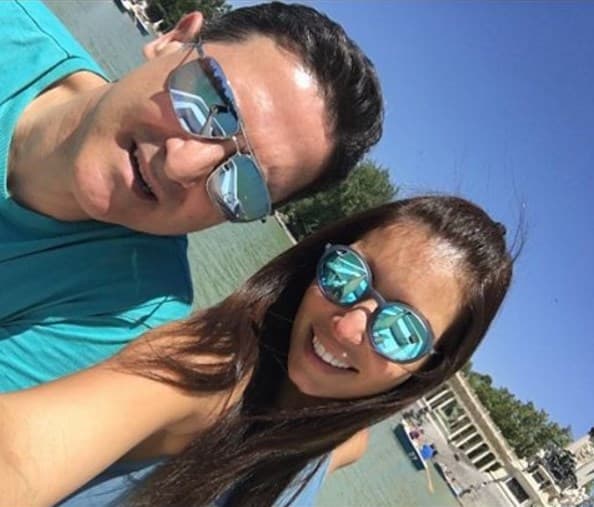 Giselle y Jaime se fueron de viaje a Europa y aquí los vemos caminando por Madrid.