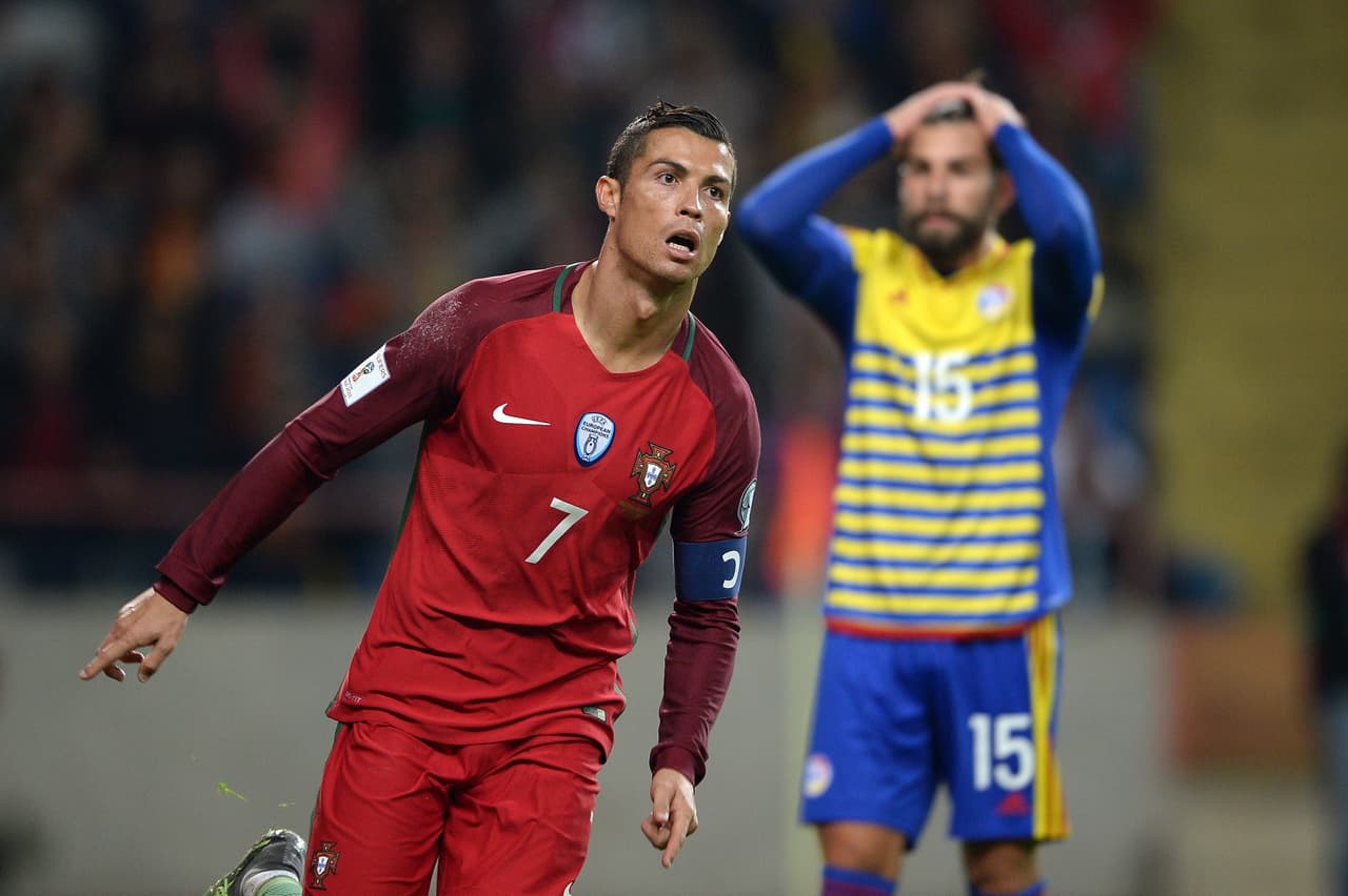 La gran estrella de Portugal y del Real Madrid, Cristiano Ronaldo, tiene el galardón del hombre con más goles vistiendo la camiseta de su país. Son 70.