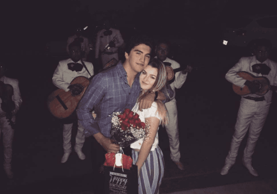Para celebrar sus cinco años de novios, el muchacho le llevó serenata a su novia con un mariachi.