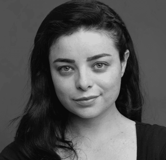 Violeta Isfel al natural.