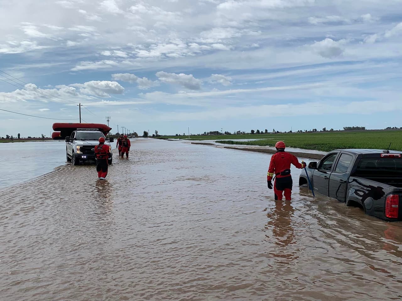Los casos de gente atrapada por la repentina aparición del lago ha sido constantes, especialmente en las carreteras aledañas.