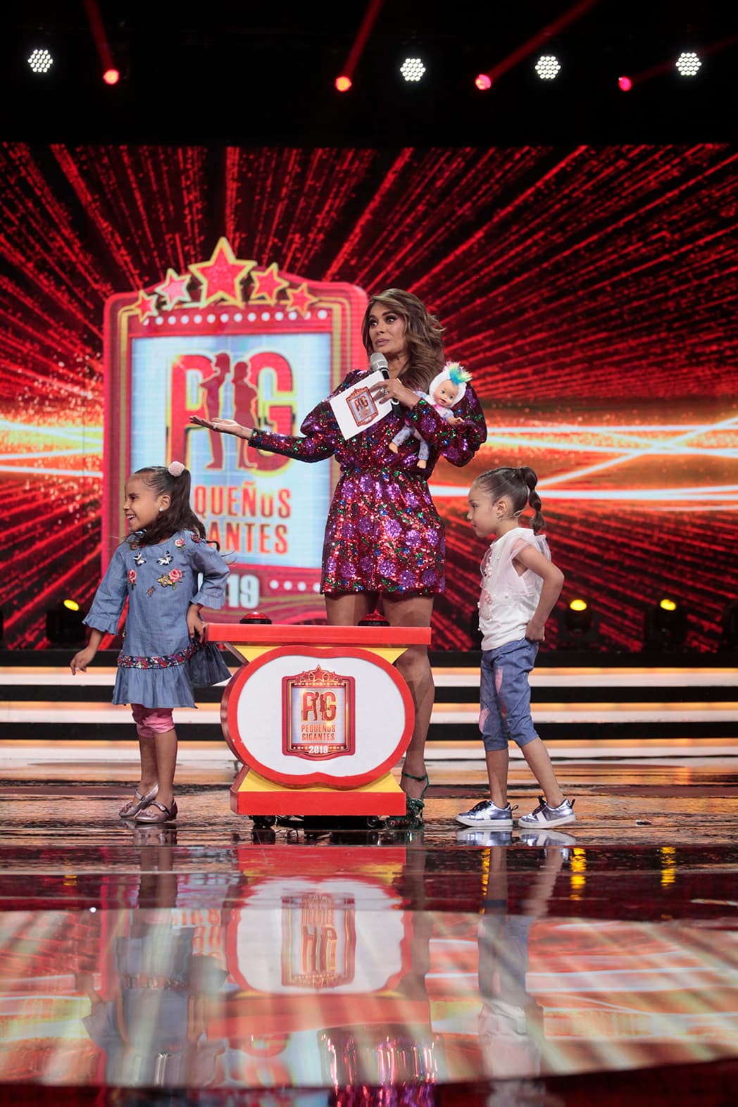 En ese momento, desde la mesa de jueces se escuchó la voz de Lucero, quien no sabía en la que se acababa de meter, y aunque Verónica Castro trató de detenerla, no lo logró. La intérprete de 'Veleta' preguntó: "Oye, Gali, ¿y ellas saben de dónde salen los huevos?, ¿de qué animal?". Verónica la interrumpió: "Ay, no empieces a preguntar cosas a estas, que sí te lo van a decir", dijo Verónica Castro. Finalmente Galilea le pidió a Sarilú: "A ver, contéstale a Lucero de dónde salen los huevos". "Pues de la gallina", dijo la capitancita.