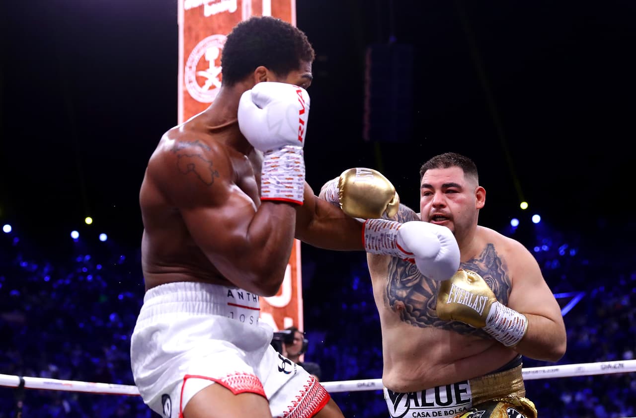 Andy Ruiz salió herido de la ceja izquierda en el primer round.