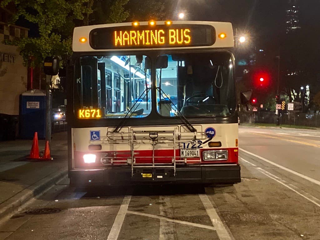 Chicago amaneció este martes 17 de octubre en los bajos 40 y la ciudad tiene autobuses de la CTA frente a estaciones de policía como centros de calentamiento para que migrantes se protejan del frío.