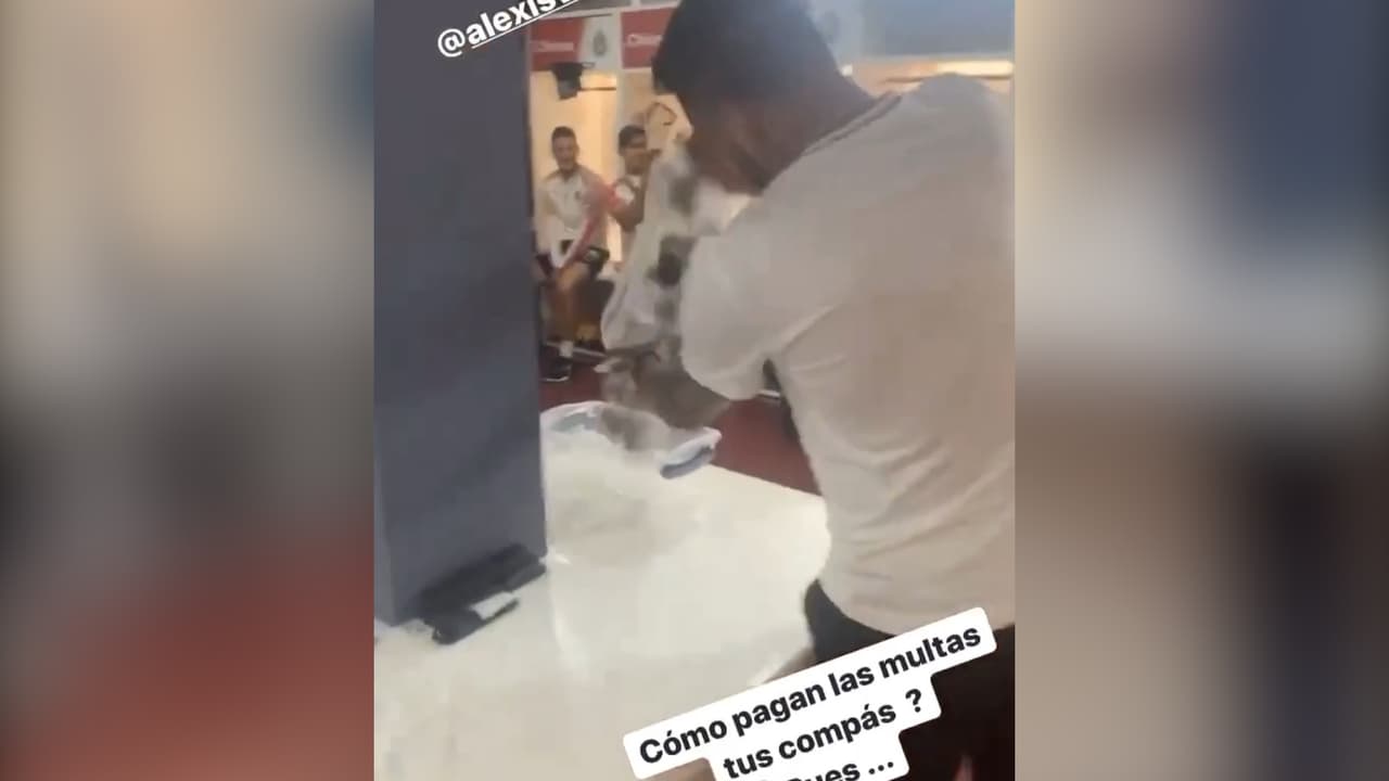 Alexis Vega paga sus multas en Chivas con 'morralla'