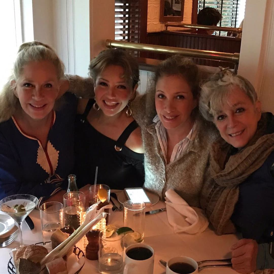 O bien, el buen Tommy Mottola podría regalarle la producción de su propio reality show, al estilo
<i>Keeping Up with the Kardashians, </i>donde todas sus hermanas sean protagonistas... bueno, ya sabemos quién sería la hermana incómoda.