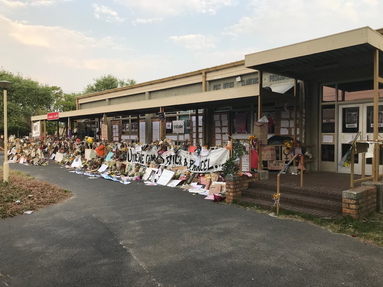 Uno de los trabajadores de la oficina de correos en donde se encuentra el monumento dijo al medio sudafricano que se sospecha que el listón pudo haber sido tomado por algún fanático de la realeza.
