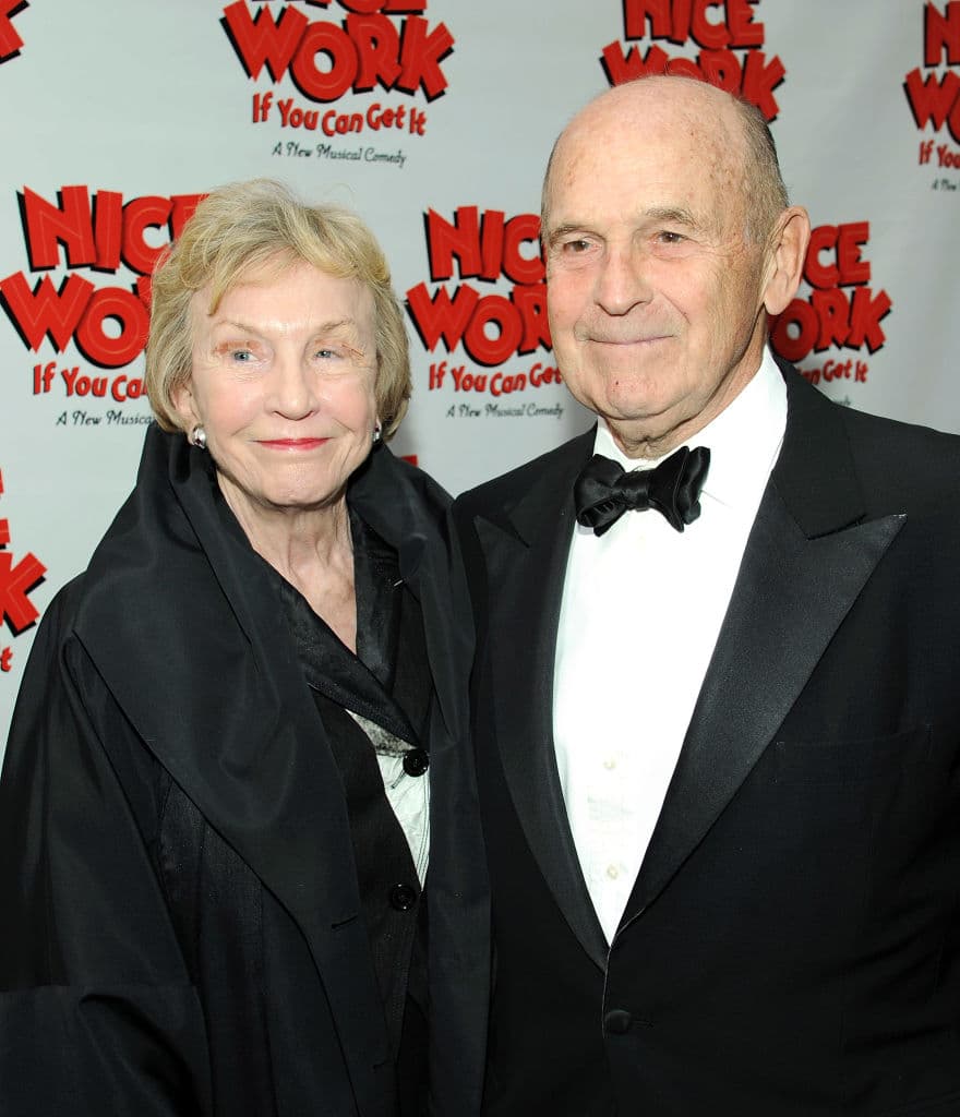 Terrance McNally (derecha), ganador de cuatro premios Tony, murió a los 81 años. Había sobrevivido al cáncer, pero el coronavirus le complicó su salud.