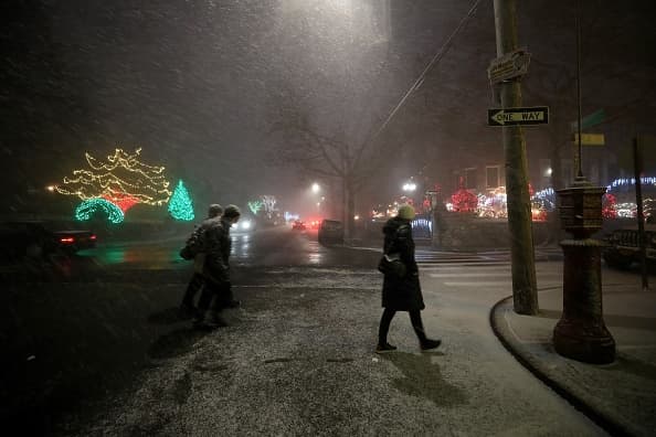 El Servicio Meteorológico Nacional de EEUU describió el fenómeno como el conjunto de nevadas intensas de poca duración, acompañadas de vientos con ráfagas que reducen la visibilidad.
<br>